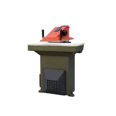 Macchina di taglio di cuoio a piccole dimensioni a braccio oscillante con clicker press con una capacità di 750 kg