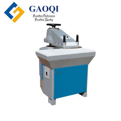 Macchina di taglio di cuoio a piccole dimensioni a braccio oscillante con clicker press con una capacità di 750 kg